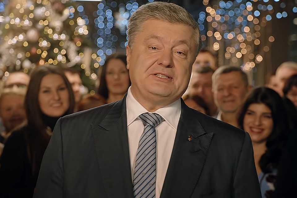 Два украинских телеканала, которые контролирует экс-лидер Незалежной Петр Порошенко, «Пятый» и «Прямой», сначала запустили в эфир поздравления украинскому народу от Порошенко