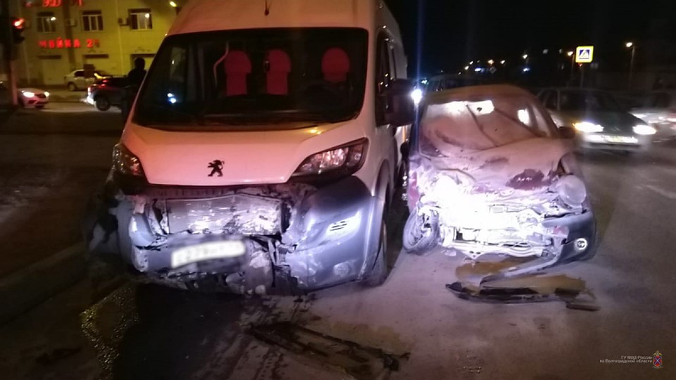 «Дэу Матиз» буквально смяло от удара. Фото: ГУ МВД по Волгоградской области