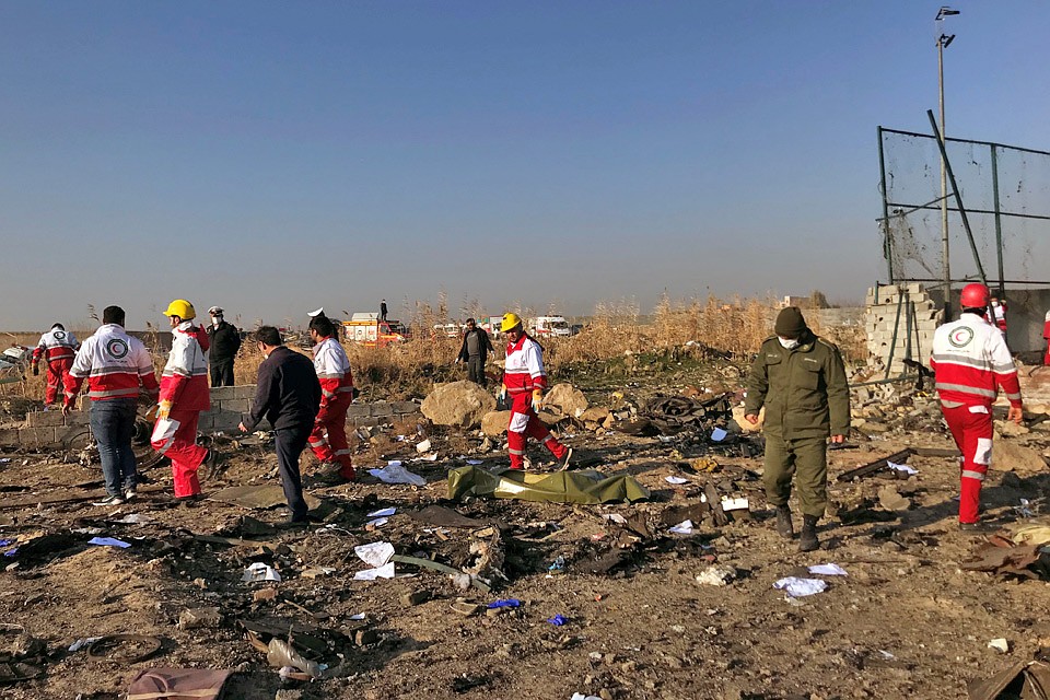Обломки лайнера продолжают гореть, спасатели пытаются потушить их. Фото: REUTERS