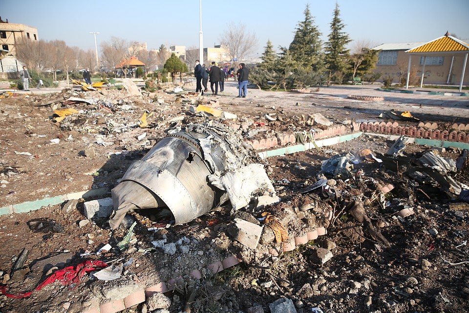 Обломки "Боинг -737 - 800" разбросало на несколько километров вокруг. Фото: REUTERS