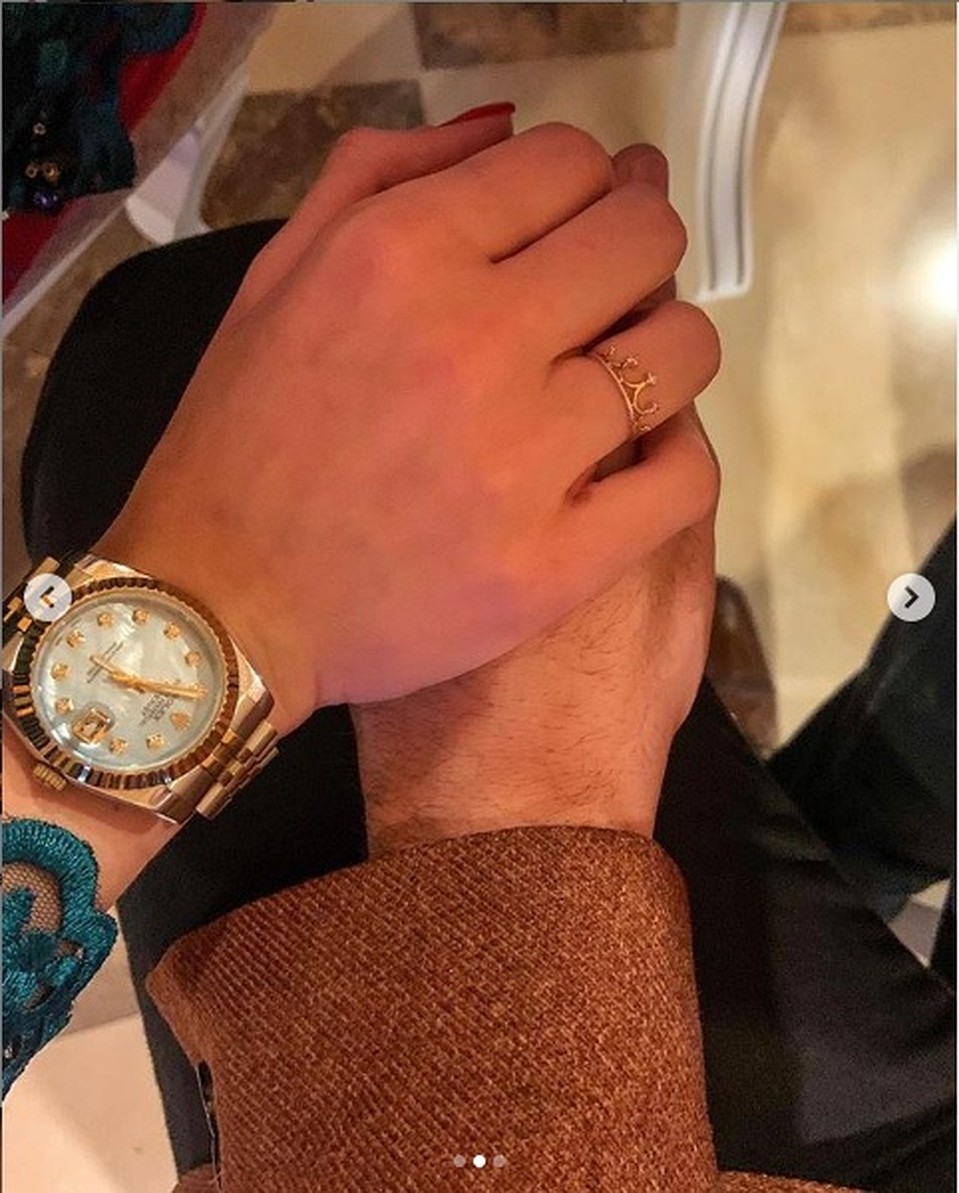 На пальчике Кристины красуется кольцо в знак помолвки и часы Rolex на запястье. Фото: Инстаграм