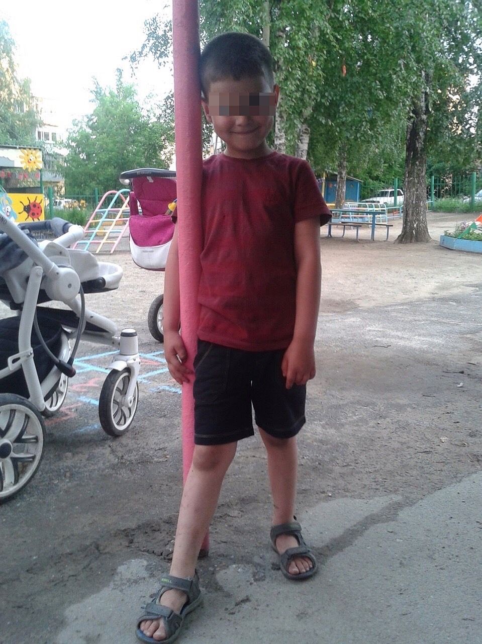 Семилетний Егор играл с друзьями на тарзанке, когда в него попала пуля.