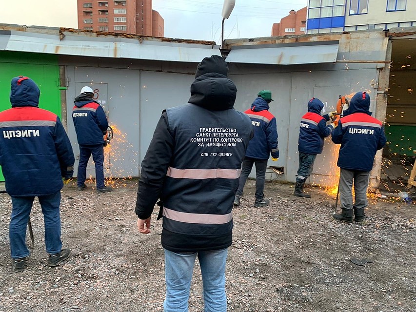 Собственники гаражей хоть и не демонтировали боксы самостоятельно, но убрали оттуда почти все вещи. Фото: gov.spb.ru