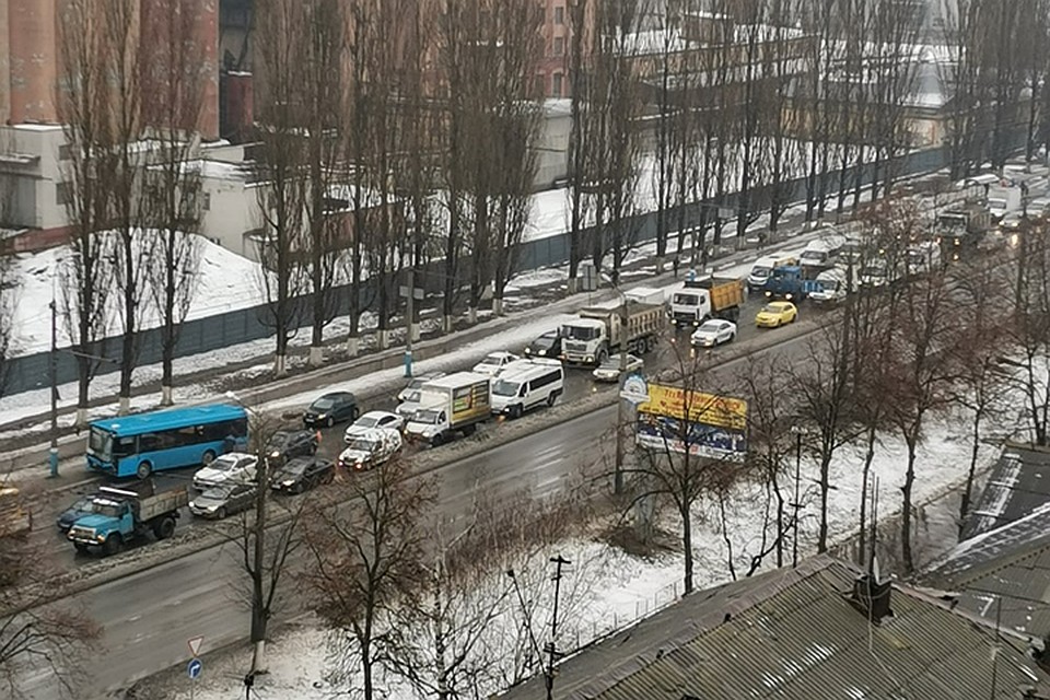 Из-да ДТП образовалась огромная пробка. Фото: vk.com, Денис Гущин.