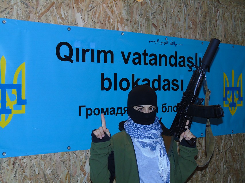В нацбате - полное гендерное равенство: девушкам тоже дают в руки оружие