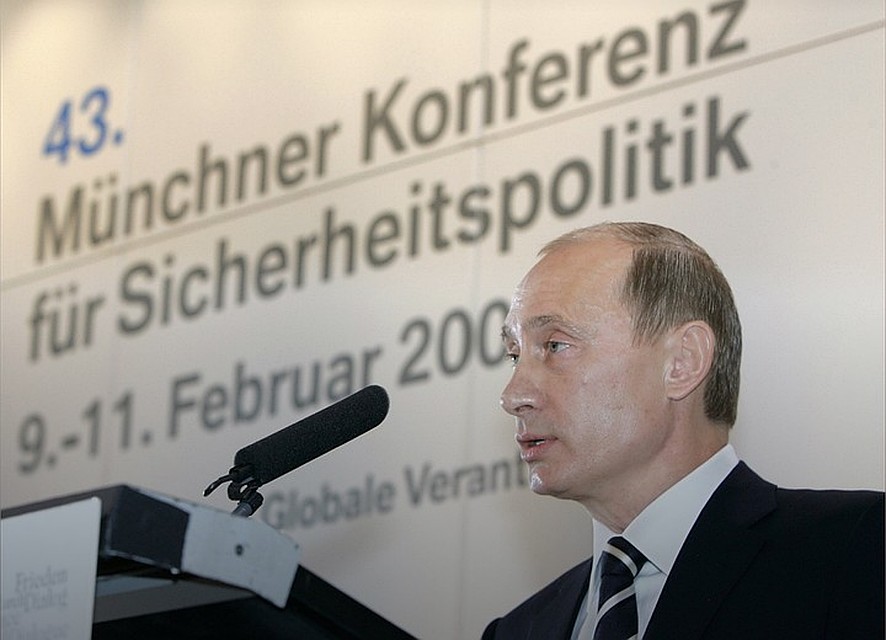 Владимир Путин выступает с Мюнхенской речью на конференции в Германии, 2007 год