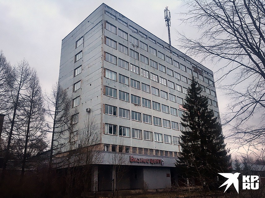 Я смотрю на заброшенное здание бизнес-центра в лесу. До 91 года здесь находилось опытное КБ Тонкого биологического машиностроения, разрабатывающее биологическое оружие. Разрушилось государство, разрушился его щит.А на обломках выросло что-то совсем другое Фото: Ульяна СКОЙБЕДА