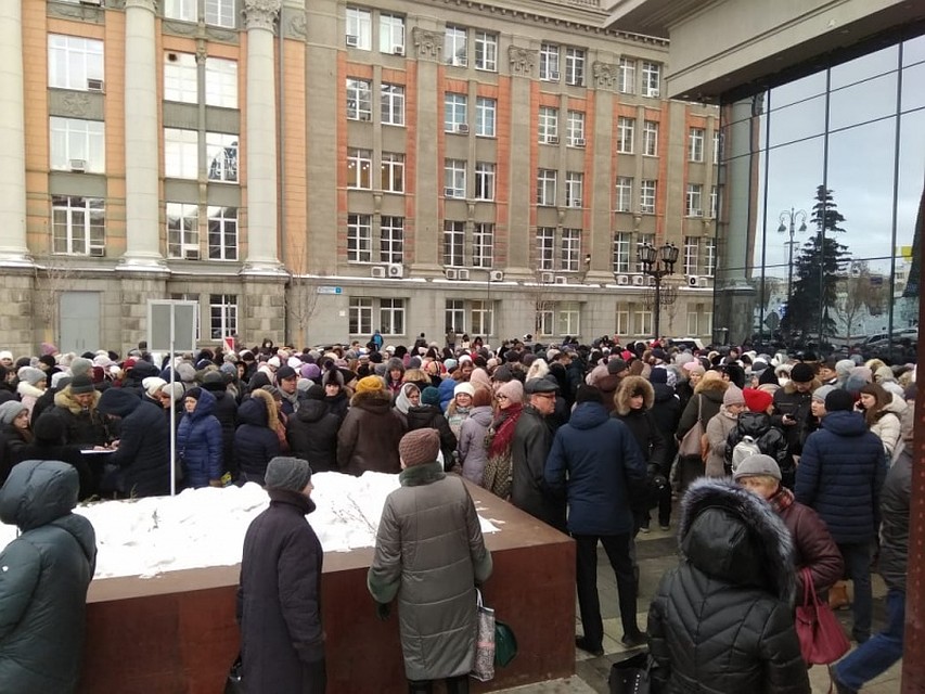 Сотрудники мэрии собирались около "Пассажа". Пресс-служба мэрии Екатеринбурга