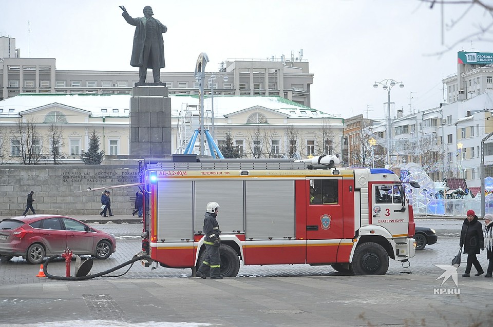 На месте работали несколько пожарных машин Фото: Алексей БУЛАТОВ