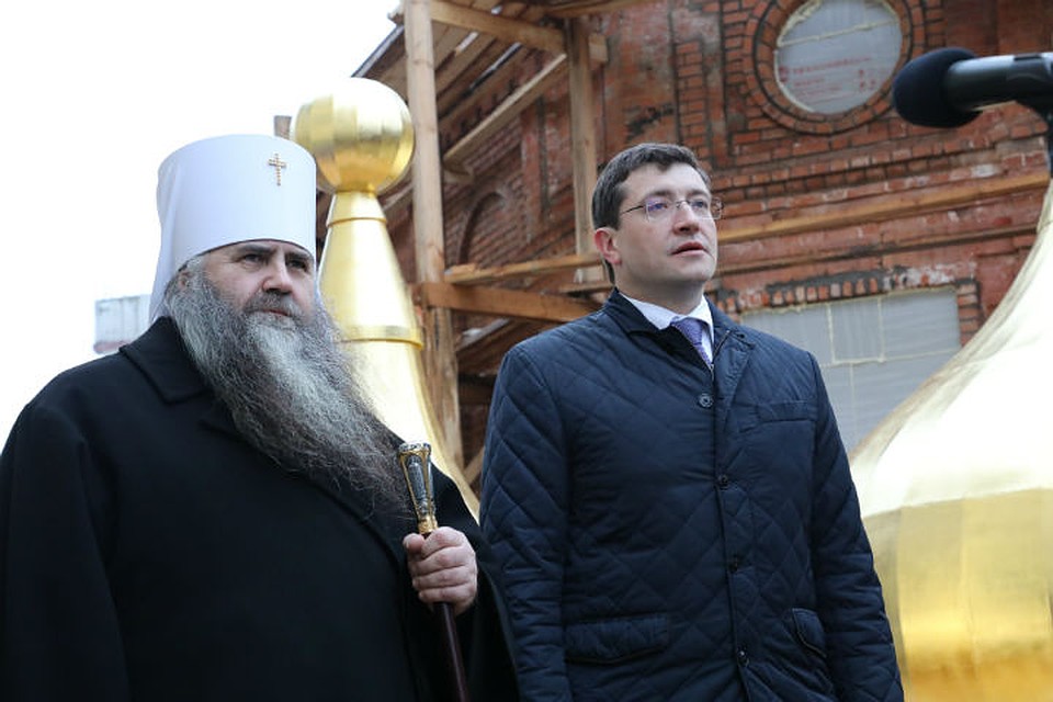 Освящение крестов и куполов провел митрополит Нижегородский и Арзамасский Георгий. Фото: Александр Воложанин, "НИжегородские новости"