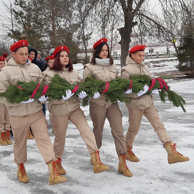 Юнармейцы возложили цветы к могиле неизвестного солдата Фото: СОЦСЕТИ