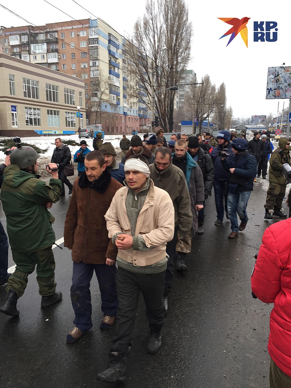 "Киборгов" провели по расколошмаченным ими улицам, мимо разбитых школ и сгоревших домов Фото: Александр КОЦ