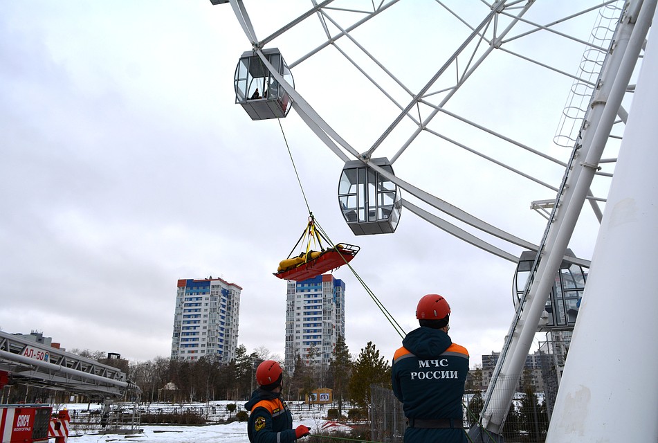 А застрявших спускают в специальной люльке. Фото: Инна ШЕРЕМЕТЬЕВА