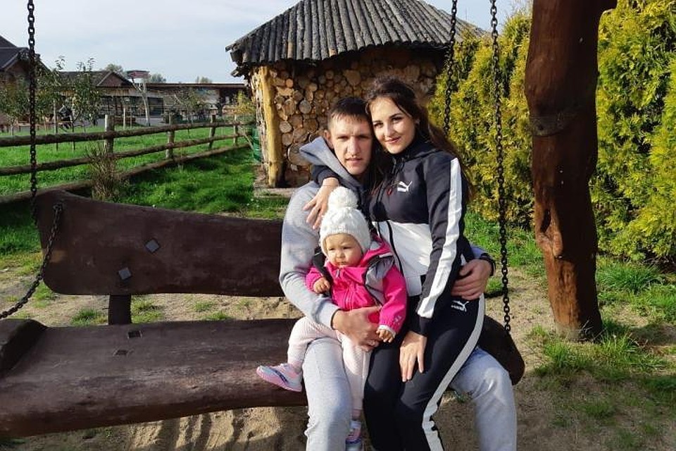 Мама, папа и маленькая Милана.
