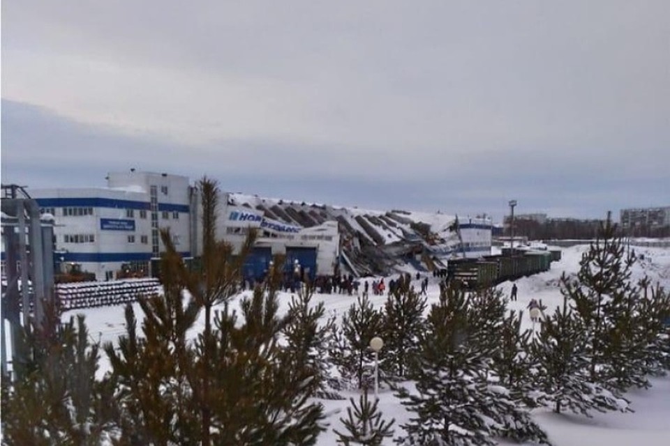 Обрушение произошло в 17.28 24 января. ФОТО: vk.com, "Прокопьевск.ру".