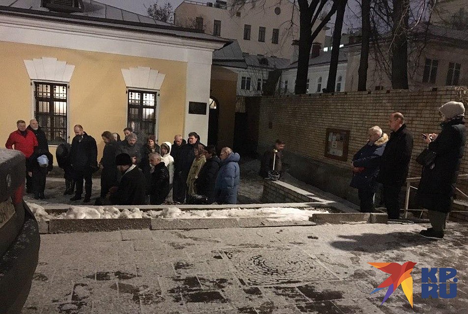 Во дворике храма, где лежало тело отца Всеволода, звучала молитва "Со святыми упокой" Фото: Евгения КОРОБКОВА