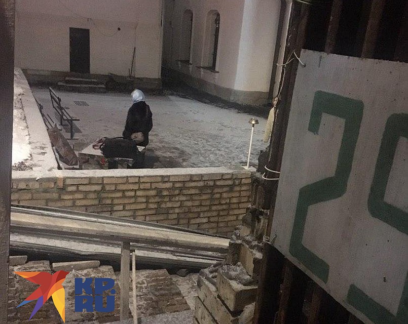 Прихожане прощались с Чаплиным в нескольких метрах от дверей храма Фото: Евгения СУНДУКЯН