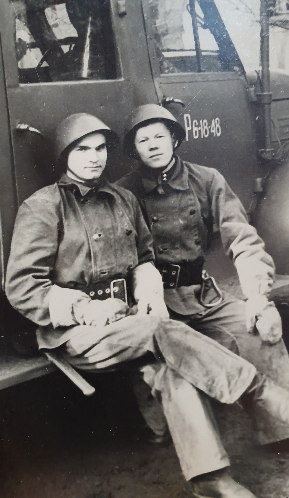На практике с товарищем. Владимир на фото слева. Фото: Ася ЖУКОВА