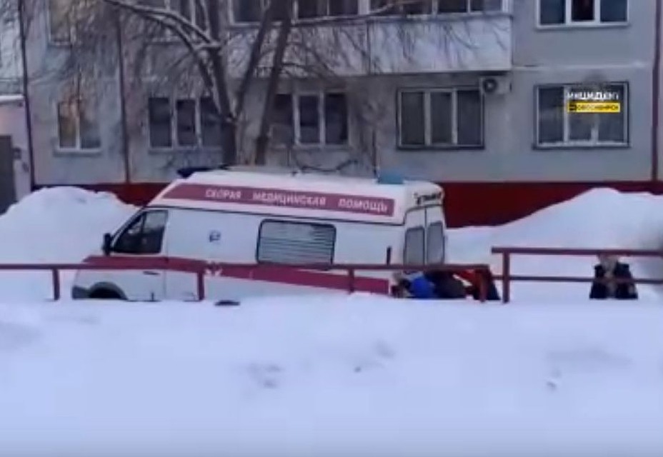 Прохожим приходилось помогать выталкивать «Скорую помощь». Фото: «Инцидент Новосибирск».