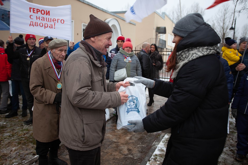 Участники заплыва получили подарки от "Комсомольской правды в Петербурге" и партнеров. Фото: Андрей ГАШЕВ