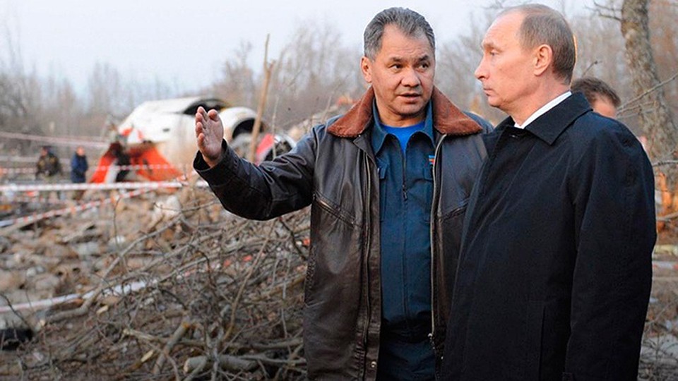 Апрель 2010 года. В результате авиакатастрофы под Смоленском погибли Президент Польши Лех Качиньский, его супруга, члены высшего руководства страны – всего 96 человек. В тот же день Владимир Путин и глава МЧС Сергей Шойгу прибыли к месту крушения.