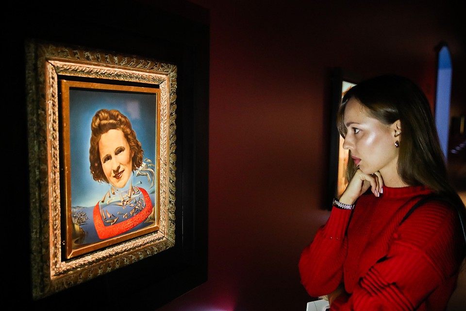 Посетительница у картины "Портрет Гала с признаками оносороживания" (1954 г.) Фото: Вячеслав Прокофьев/ТАСС
