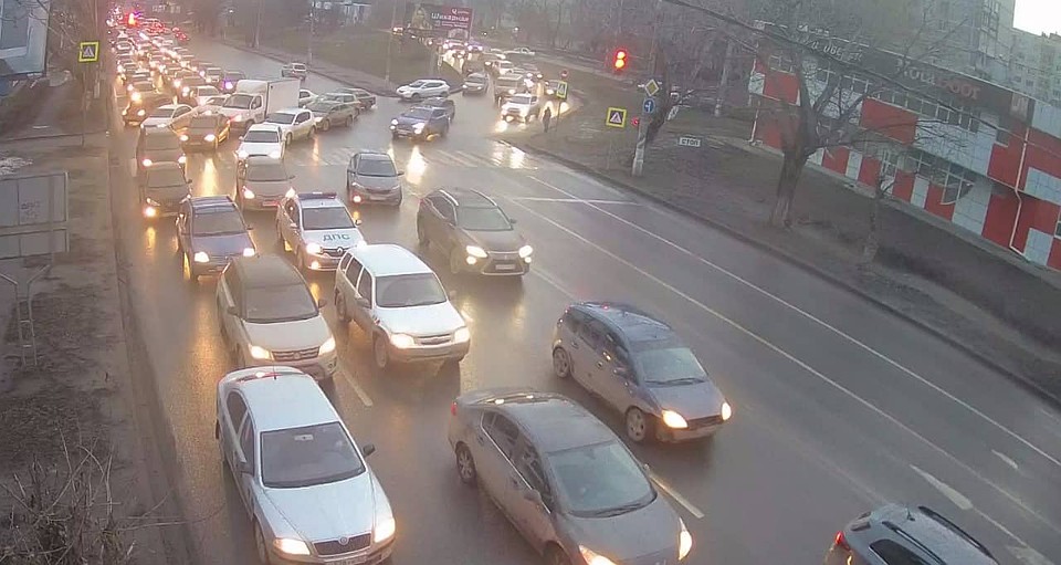 Вторая продольная встала в километровой пробке. Фото: ГУ МВД по Волгоградской области