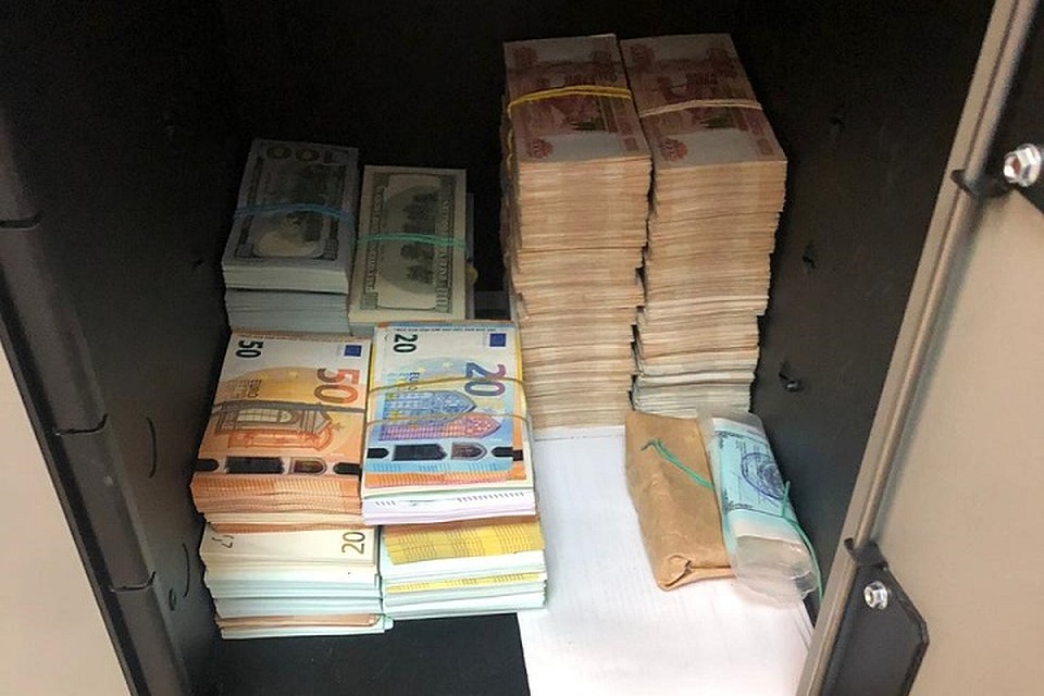 В сейфах нашлись 180 тысяч евро, а также 17 миллионов рублей. Фото: ГУ МВД по СПб и ЛО