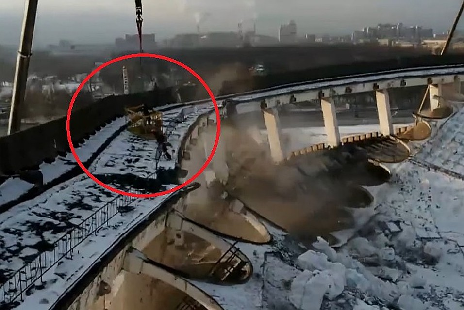 Рабочий во время ЧП погиб. Он не успел запрыгнуть в строительную люльку до того, как здание обвалилось. Фото: скрин видео Фонтанка.ру