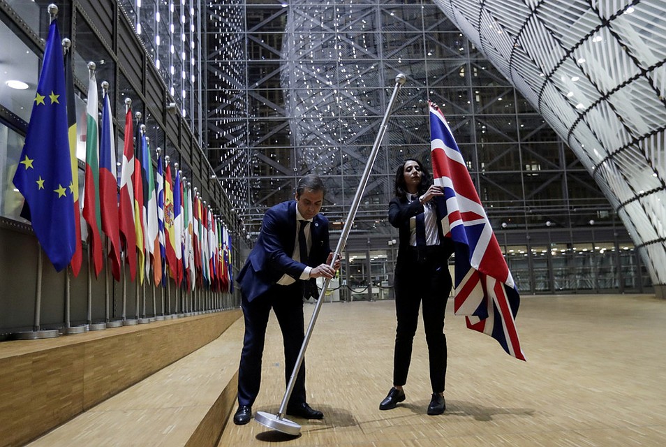 В Брюсселе в здании Еропарламента снимают британские флаги. Фото: REUTERS