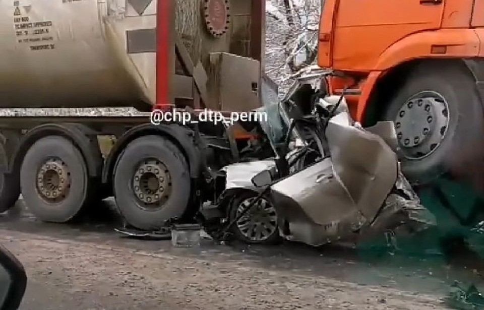 Фото с места аварии из Instagram @chp_dtp_perm