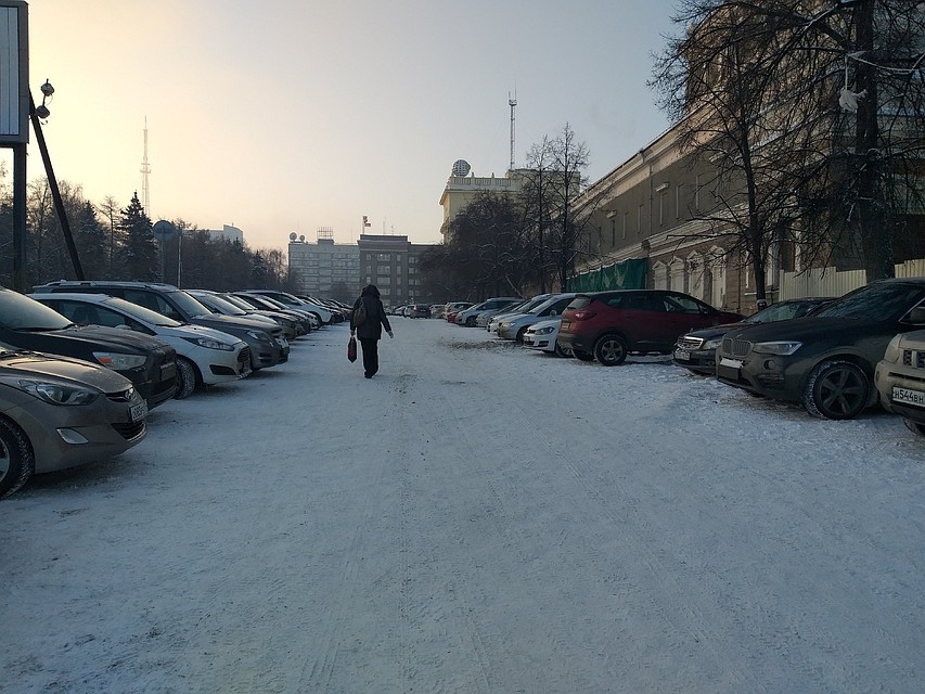 Освободившееся после демонтажа туалета место сразу заняли автомобилисты. Фото: Инна КУМЕЙКО