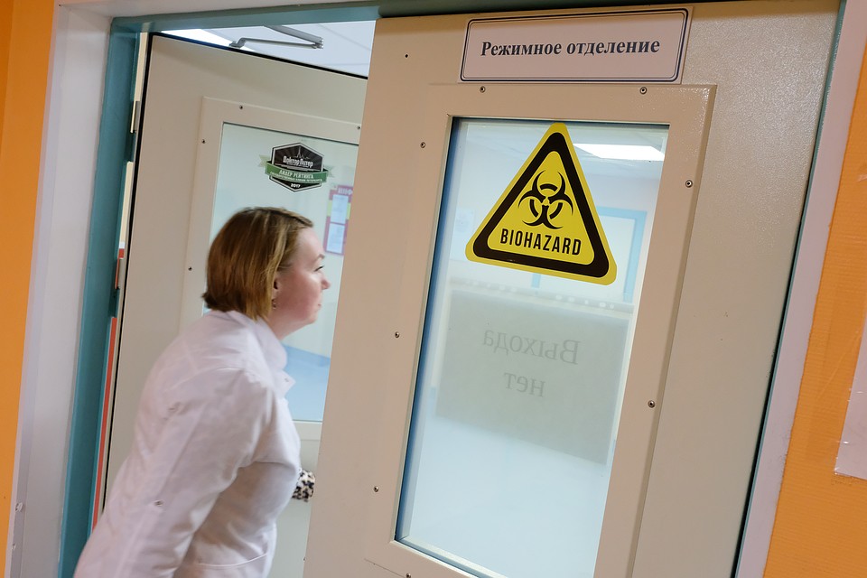 Во всем мире количество заболевших коронавирусом превысило 17 000 человек. В России - два подтвержденных случая. Фото: Артем КИЛЬКИН