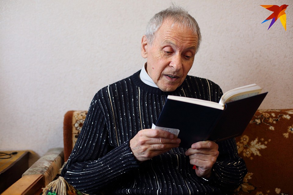Ефим Самуилович прочел нам свои стихи, правда, признается, что стихотворение отцу посвятить так и не рискнул. Фото: Святослав ЗОРКИЙ