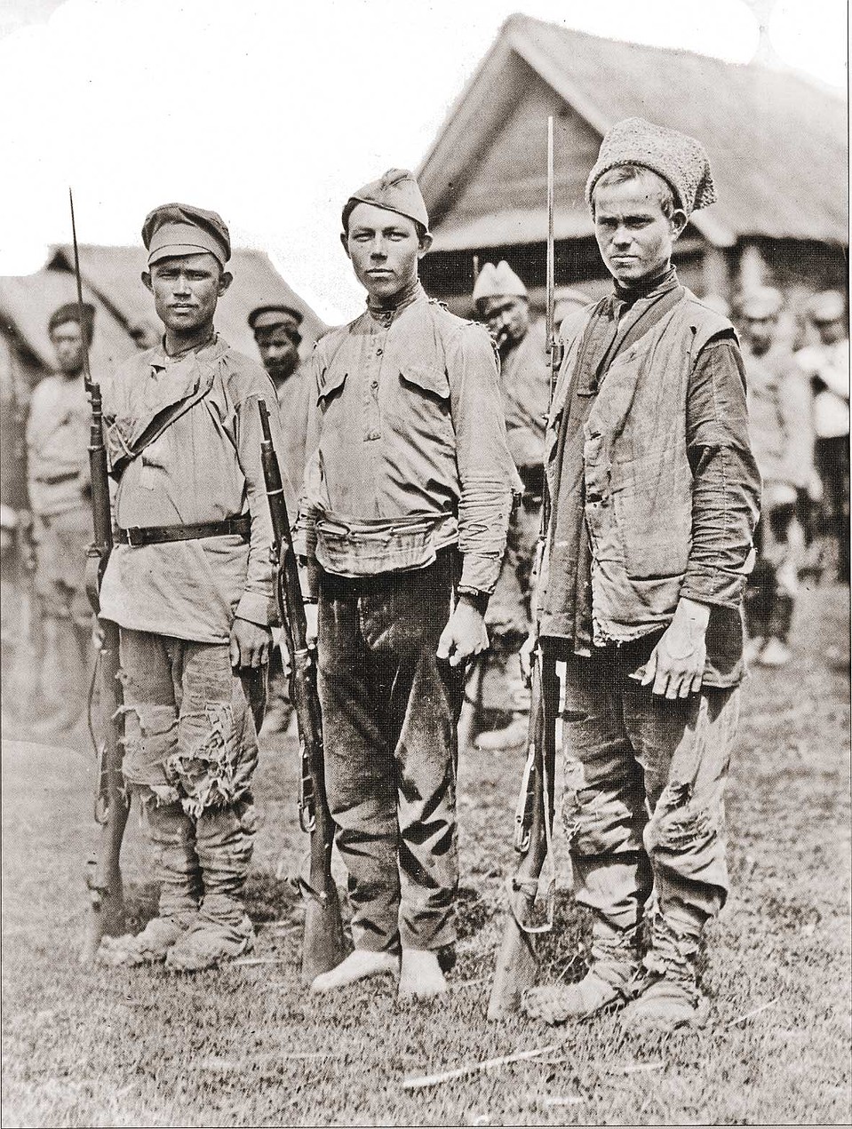 Снимок сделан во время отступления белых из Уфы в Омск 23 октября 1919 года. Колчаковцы сильно поистрепались и выглядели такими же оборванными, как их противники. Фото: Архив Александра Колчака