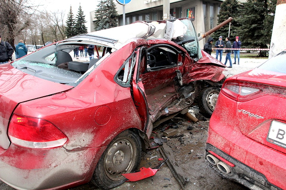 Водитель «Фольксфагена Поло» 9слева) спустя час после аварии скончался в больнице Фото: Ирина ТАРАСОВА