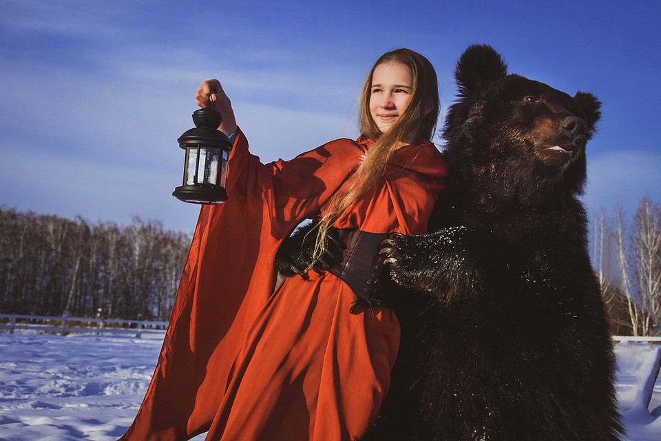 Настоящий мужчина обнимает очень крепко. Фото: Алена МАРТЫНОВА