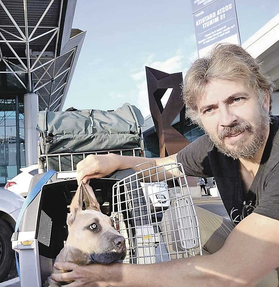 Широко известный в узких кругах зооперевозчик Максим Чумаченко. Среди подобных людей нормальная практика экономить на всем: ведь животные - одновременно и грязь, и источник дохода. Фото: Facebook