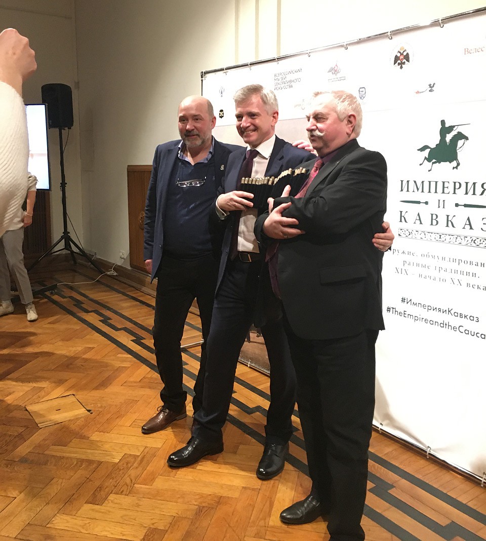Руководитель Департамента культуры города Москвы Александр Кибовский с газырями для черкески цесаревича Алексея. Фото: Александр БОЙКО