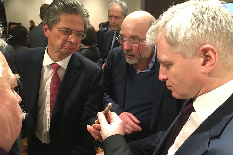 Глава русского отдела лондонского аукциона "Кристис" Алексис де Тизенгаузен берет из рук руководителя Департамента культуры города Москвы Александра Кибовского газыри для черкески наследника престола. Фото: Александр БОЙКО