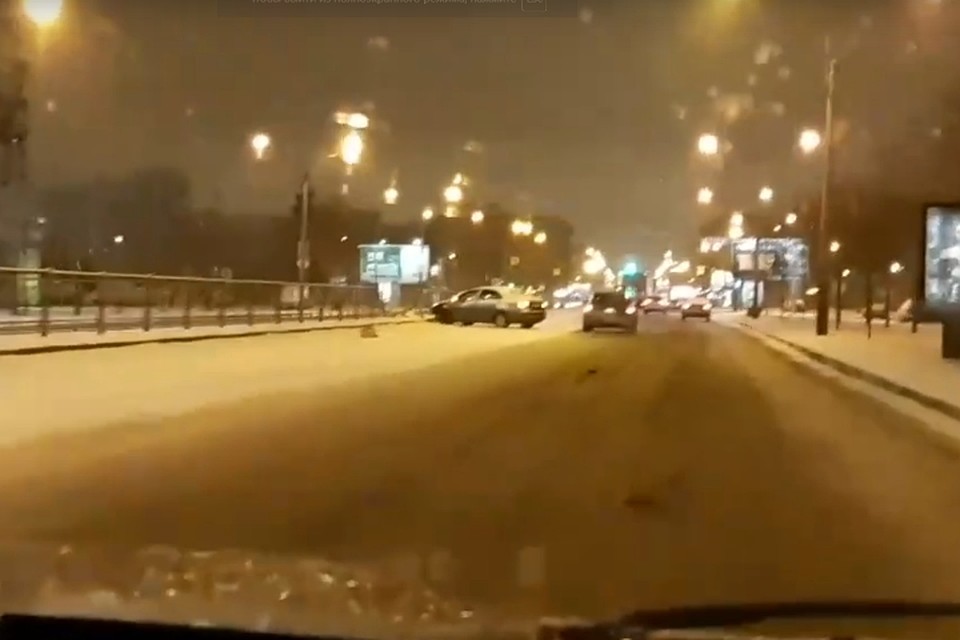 На Заневском проспекте иномарка влетела в забор. Фото: vk.com/spb_today