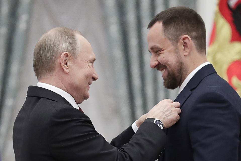 Президент Путин и доктор психологических наук Александр Веракса, ставший лауреатом премии за исследования когнитивного развития детей дошкольного и школьного возраста. Фото: Михаил Метцель/ТАСС