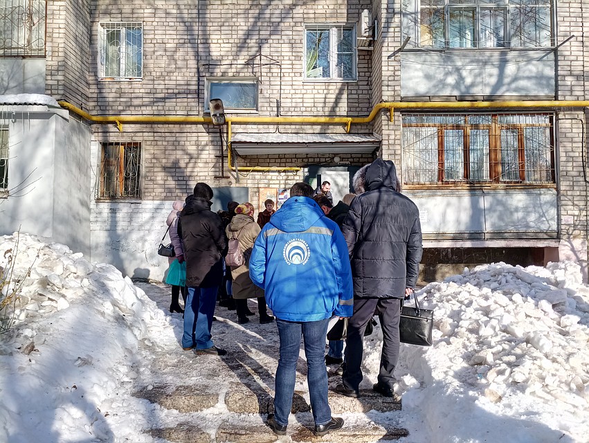 Жители целого подъезда собрались сегодня на встречу с общественниками и чиновниками Фото: Александра БУДАЕВА