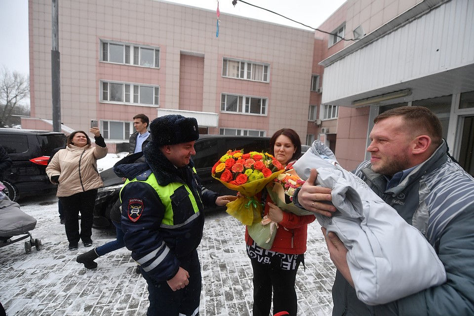 Родители Матвея признались, что были рады снова увидеть смелых полицейских. Фото: Иван МАКЕЕВ