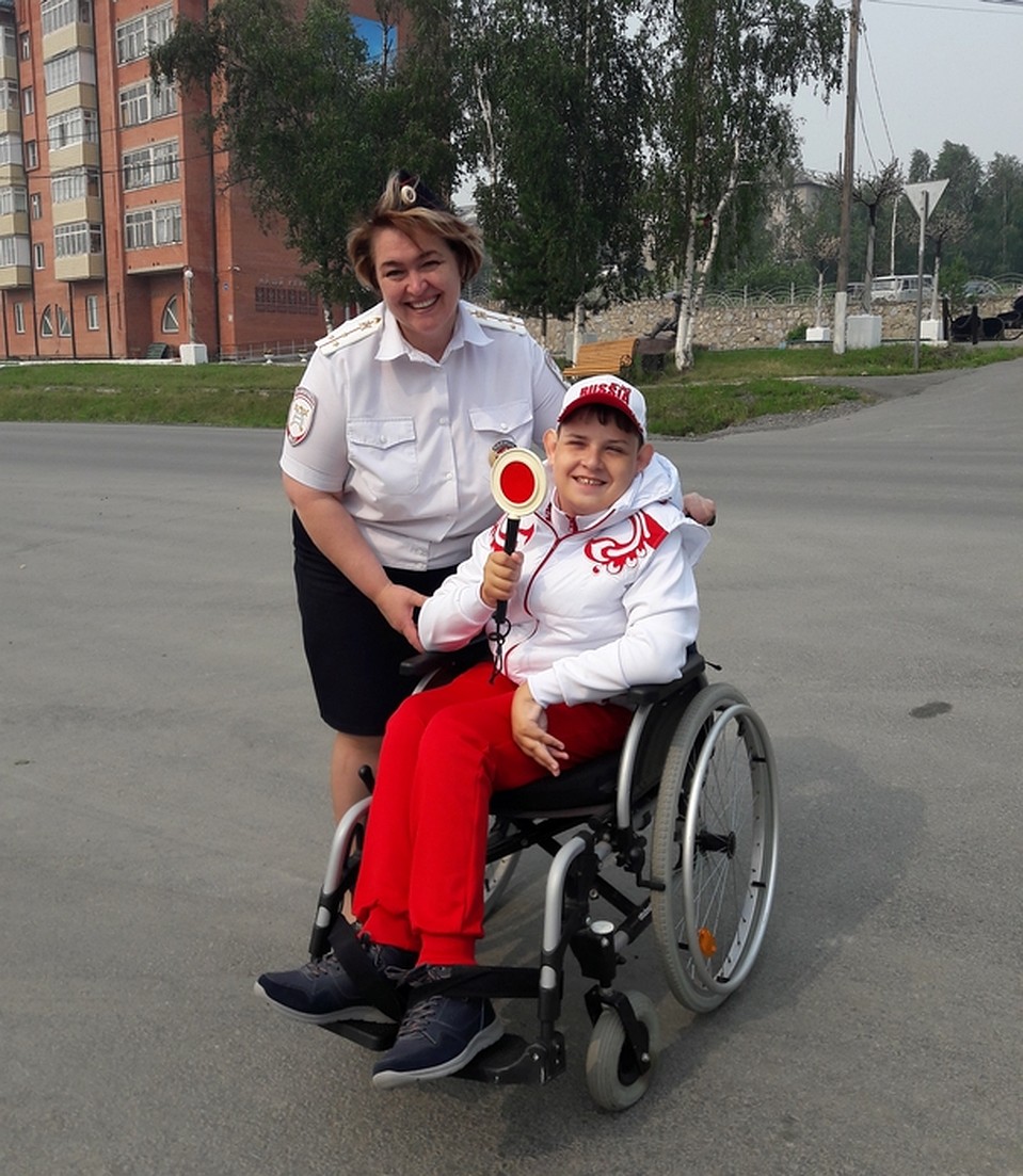 А это местная знаменитость и юный писатель Леня Агиенко. После встречи с сотрудниками дорожной полиции он написал целую книжку рассказов. Фото: ГИБДД Енисейского района