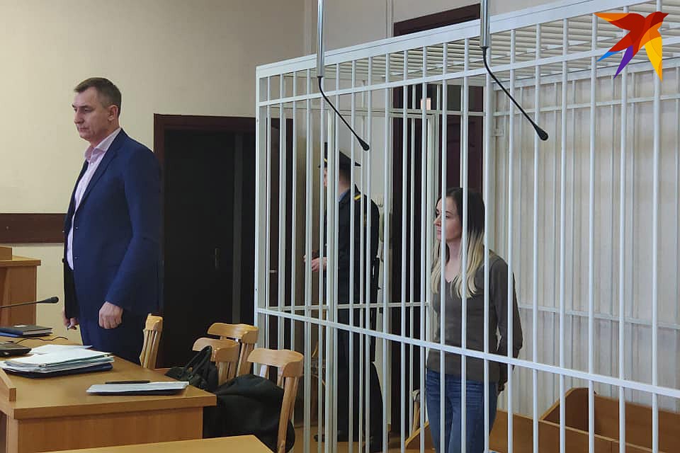 Женщина обвиняется в том, что путем оказания бухгалтерских услуг трем организациям похитила деньги организаций на сумму не менее 283 тысяч 100 рублей. Фото: Дарья ЛОМОНОВСКАЯ