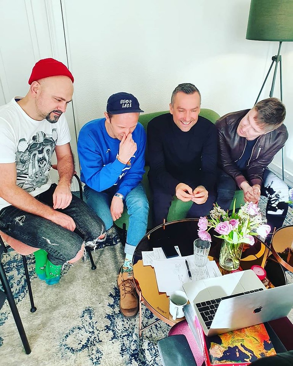 Фото: группа BrainStorm "ВКонтакте". Ренарс рассказывает журналисту "Комсомолки" о привычке Каспарса.