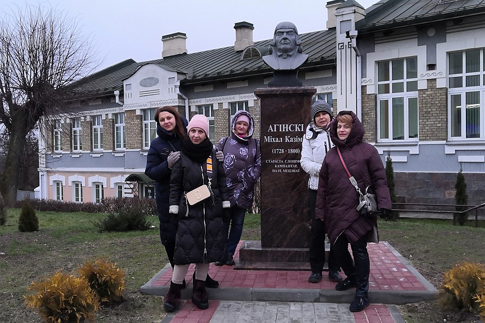 Если и фотографироваться с кем-то в Слониме, то с Огинским! Фото: Раиса ЮДИНА
