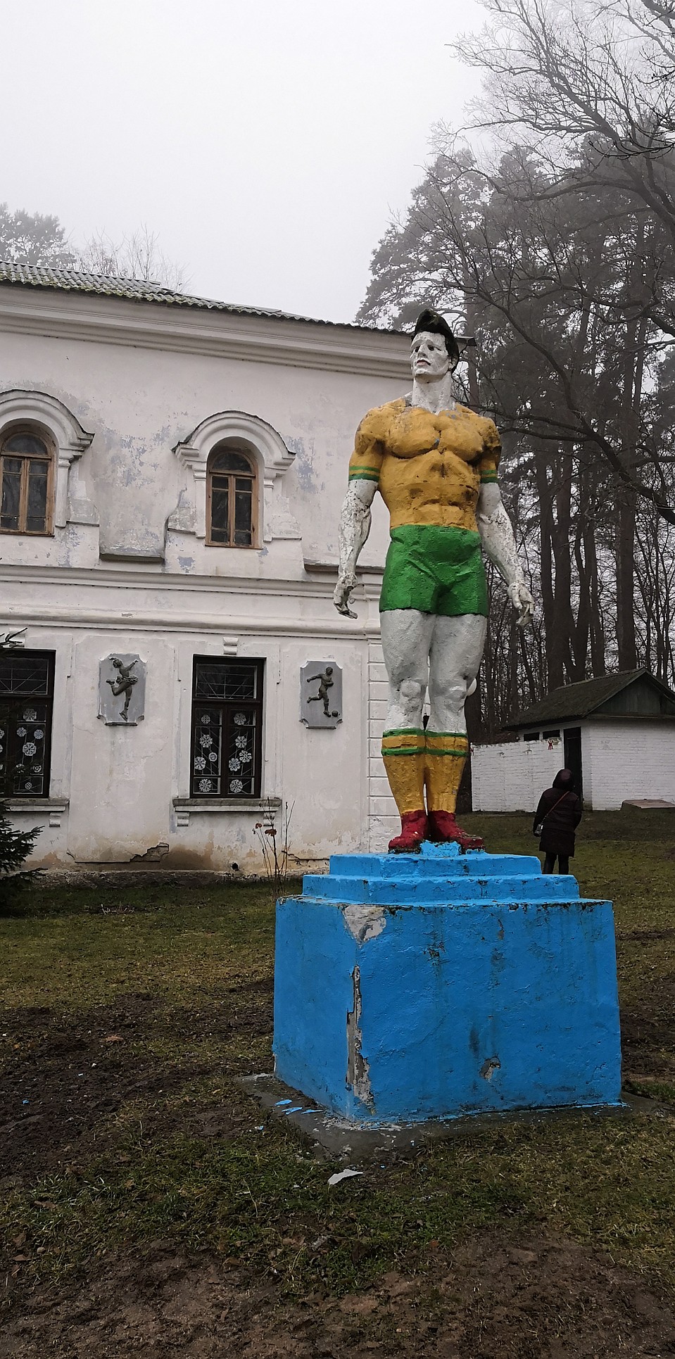 Такие скульптуры возле зданий дворца выглядят скорее карикатурно. Фото: Раиса ЮДИНА