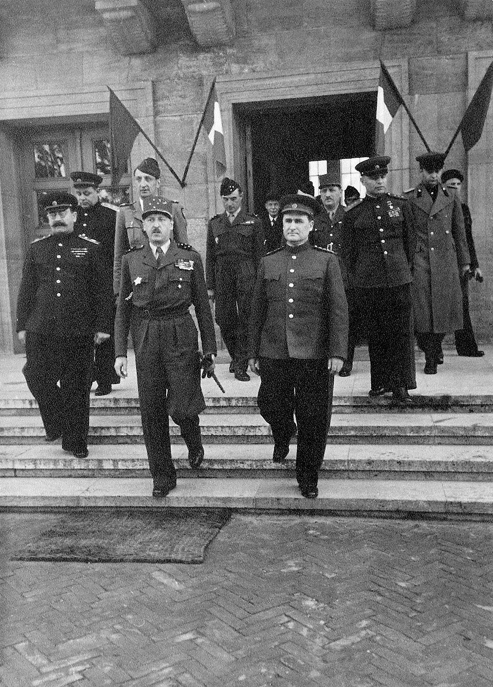 Маршал бронетанковых войск П.А. Ротмистров, генерал Ж де Латр де Тассиньи, генерал армии В.Д. Соколовский, генерал-полковник артиллерии В.И. Казаков. Германия, г. Берлин. 1945 г. Фото: Министерство обороны РФ